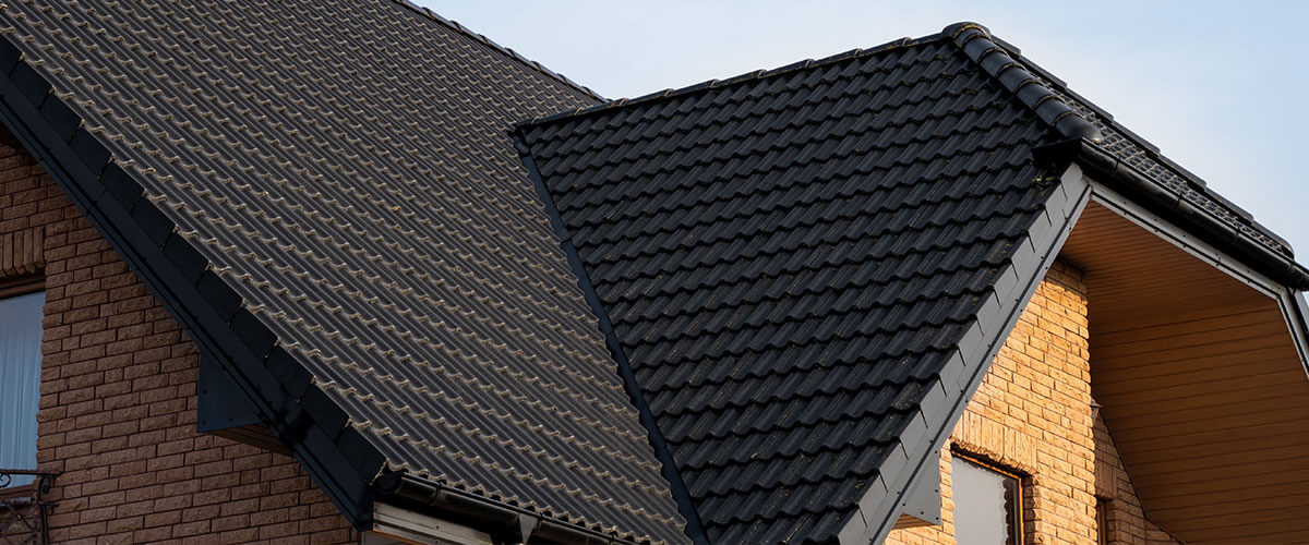 Dachówka ceramiczna czy cementowa – co wybrać na pokrycie dachu?